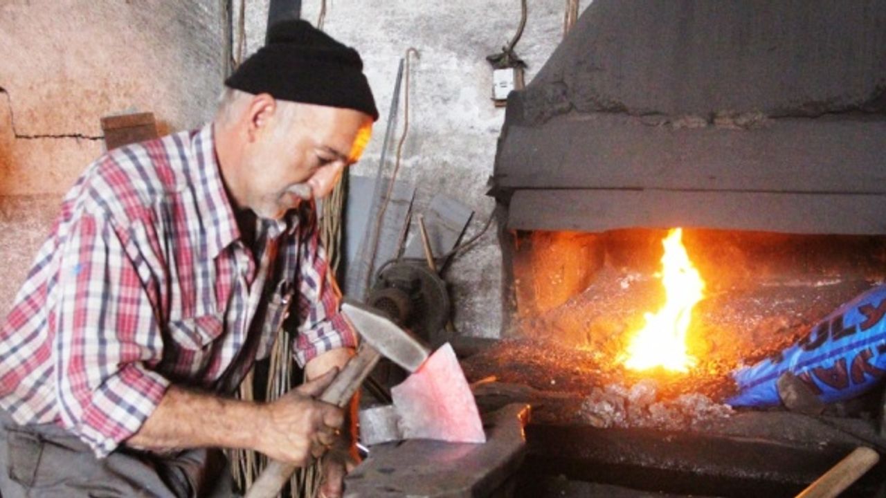Amasyalı demirci ustası, ekmeğini 42 yıldır demire şekil vererek kazanıyor