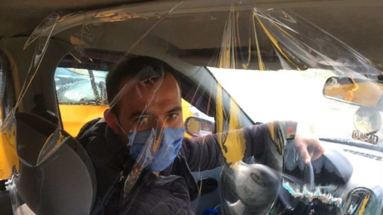 Bartın'da taksi şoförü koronavirüsten korunmak için sürücü bölümünü şeffaf brandayla izole etti