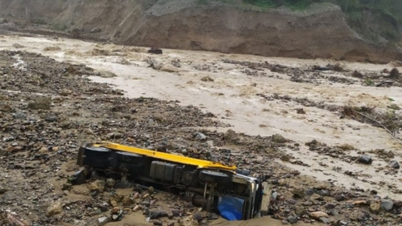 Giresun'da sağanak yol ve iş makinelerine zarar verdi