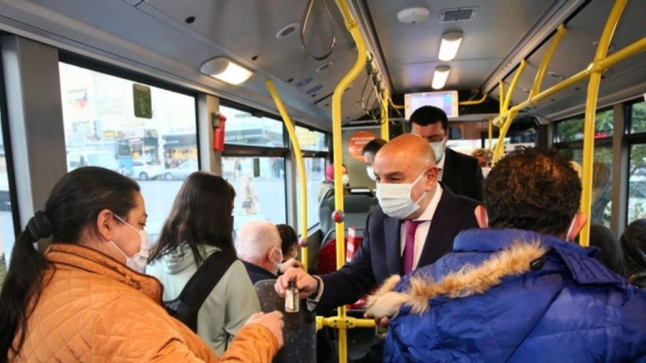 Keçiören Belediye Başkanı Altınok "TMM" uyarısı yapıp dezenfektan dağıttı