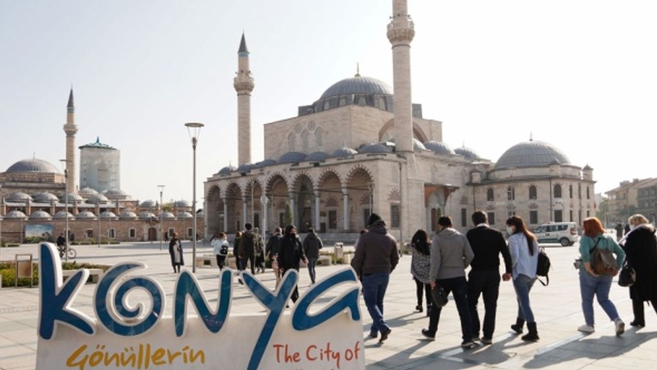 Keçiörenliler Hoşgörü Günü'nde Mevlana Türbesi'ni gezdi