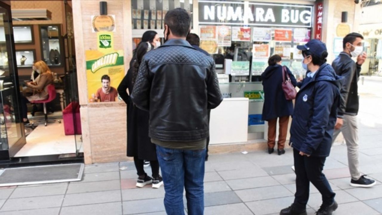 Ordu'da Kovid-19 önlemleri kapsamında uygulanan sigara içme yasağı denetimleri sürüyor