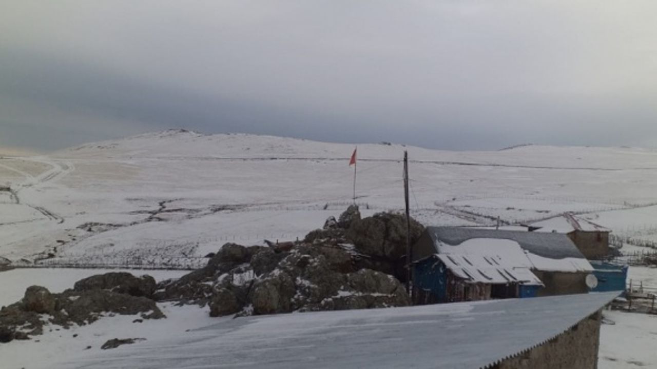 Karadeniz'de mevsimin ilk karı yaylaları beyaza bürüdü