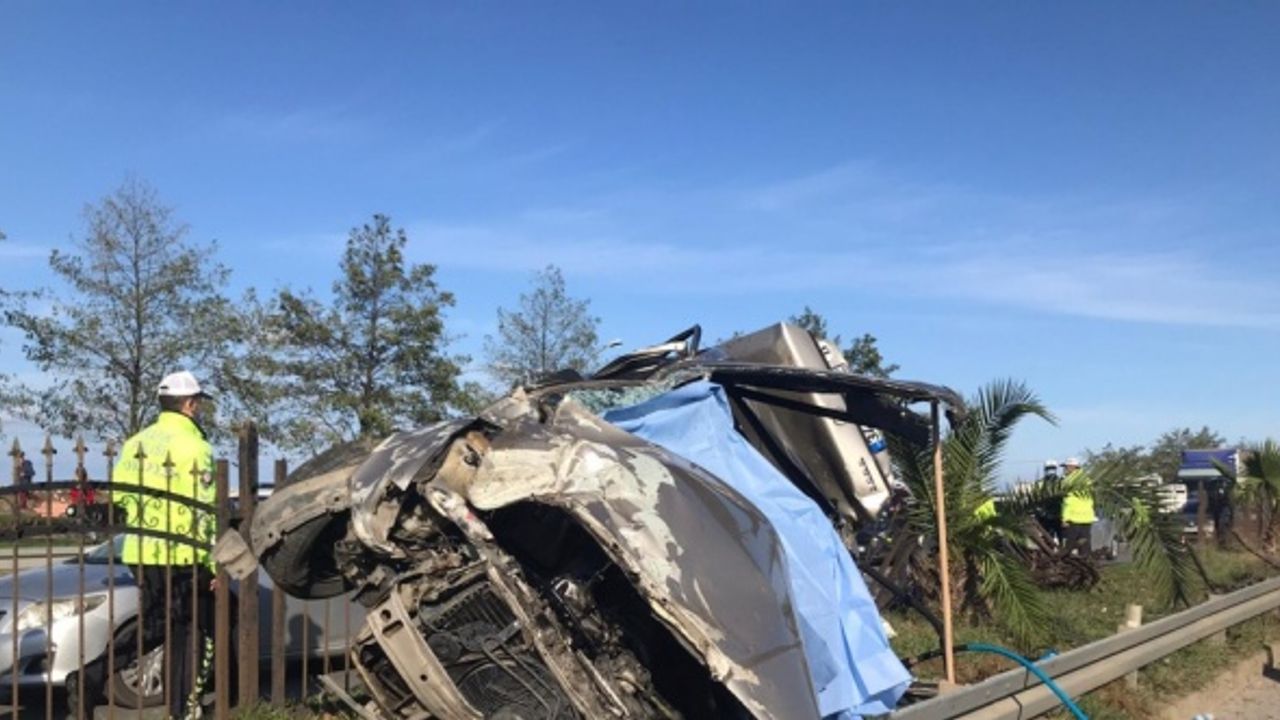 Trabzon'da otomobil bariyerlere çarptı: 1 ölü, 4 yaralı