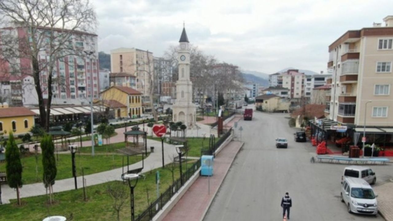 Samsun'da polis, kısıtlama denetimlerini drone ile görüntüledi