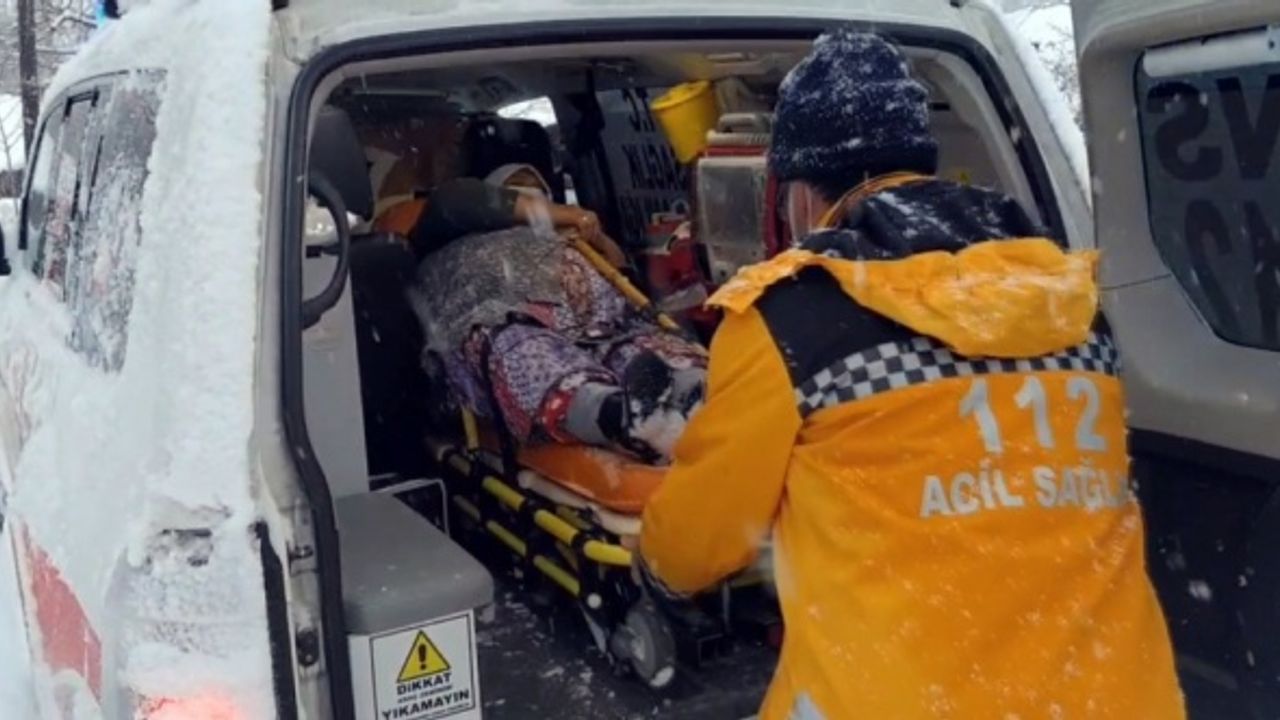 Amasya'da diyaliz hastası paletli kar ambulansıyla hastaneye nakledildi