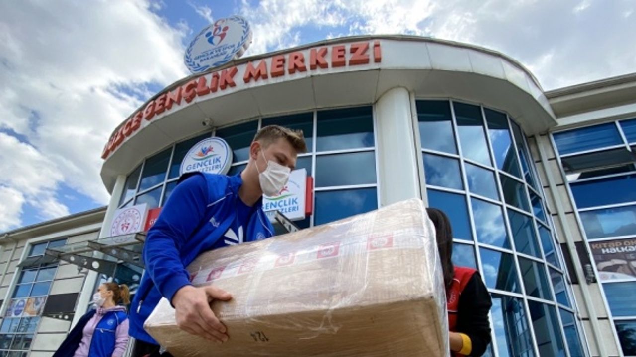 Düzce Gençlik Merkezi gönüllüleri İdlib'deki ihtiyaç sahipleri için giysi topladı