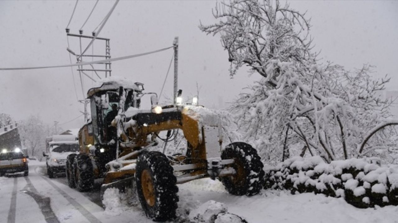 Ordu ile Giresun'da kar yağışı ulaşım ve enerji hizmetlerinde aksamalara yol açtı
