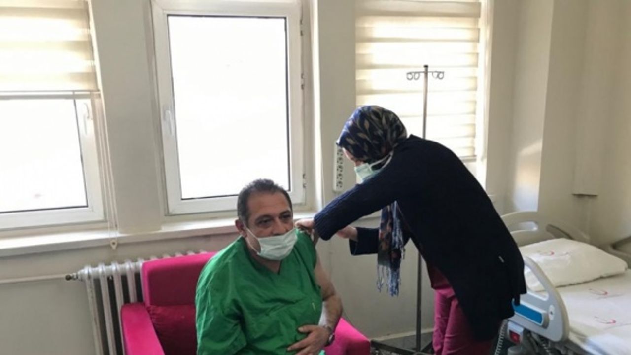 Orta ve Doğu Karadeniz'de sağlık çalışanlarına CoronaVac aşısının ikinci dozu yapılmaya başlandı