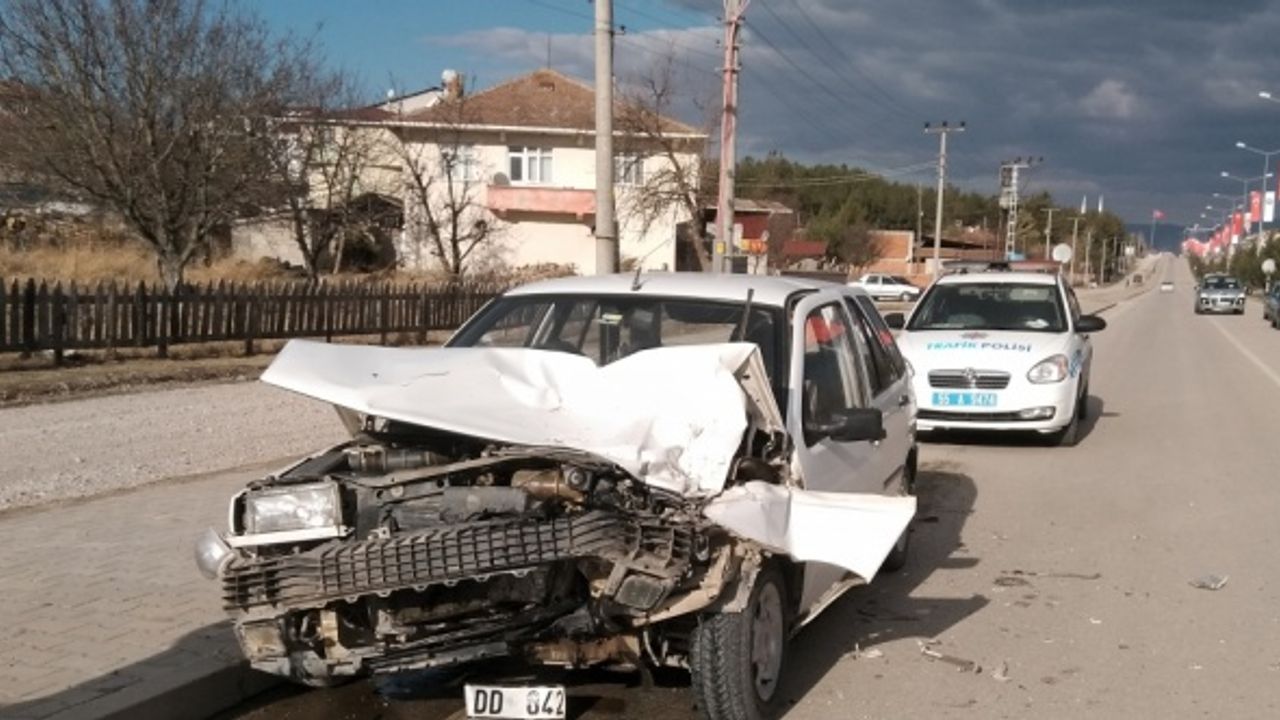 Samsun'da otomobil traktöre çarptı: 2 yaralı