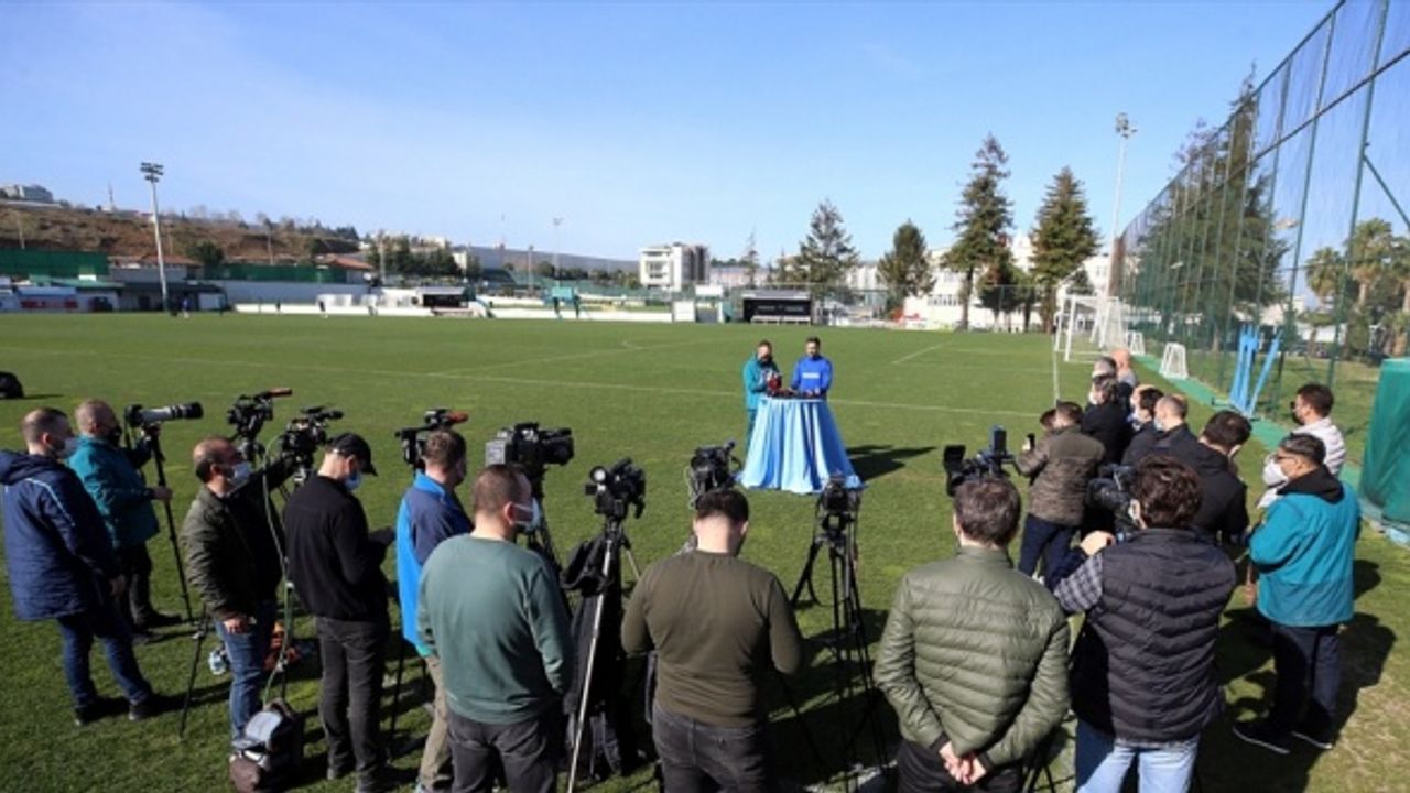Trabzonsporlu futbolcu Bakasetas: "Kupalar kazanmak ve başarı elde etmek istiyoruz"