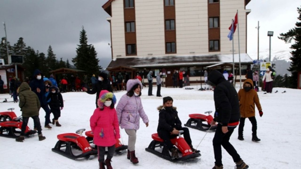 Yetim ve öksüz çocuklar, Ilgaz Dağı Kayak Merkezi'nde gönüllerince eğlendi