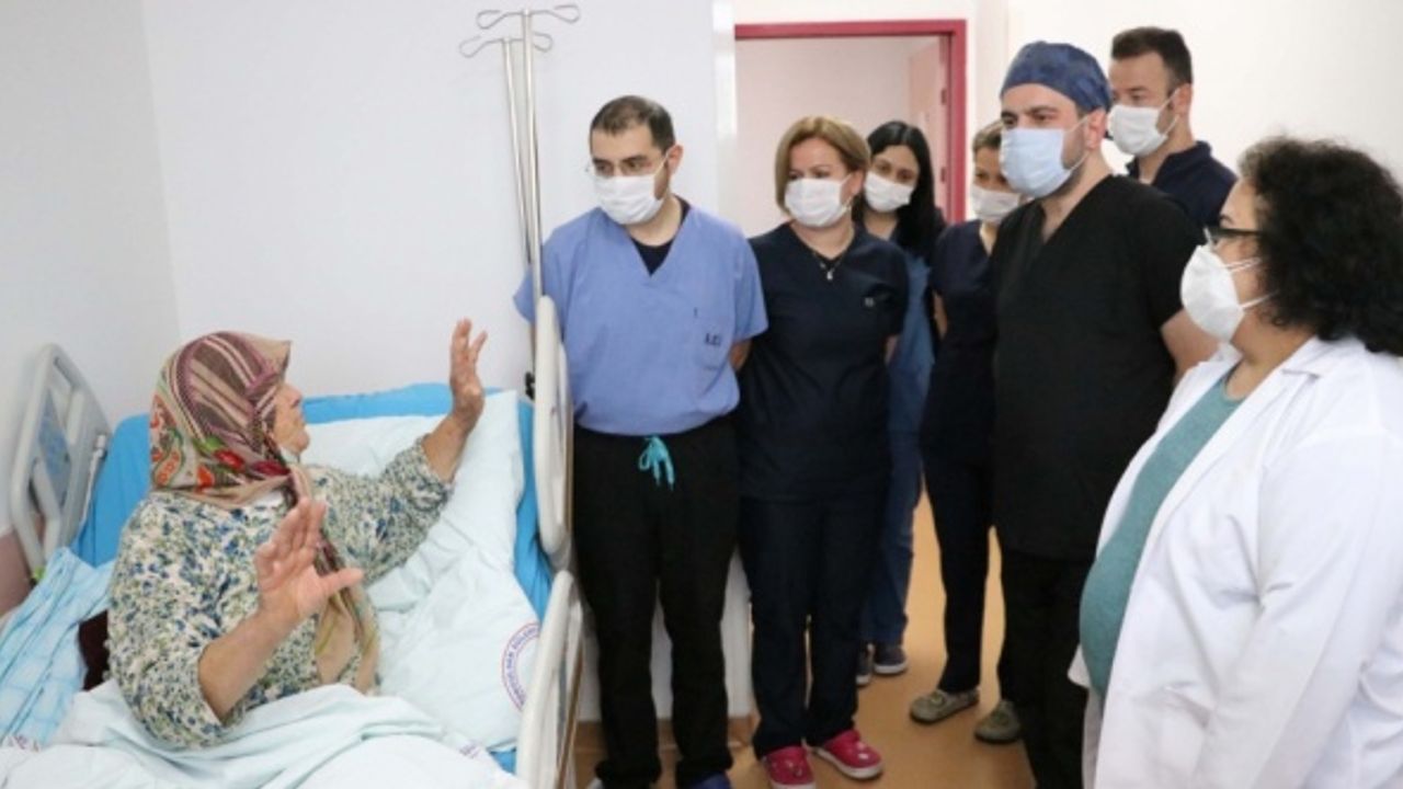 Zonguldak'ta 3,5 saatlik operasyonla boynundaki kitle alınan guatr hastası oksijen tüpünden kurtuldu