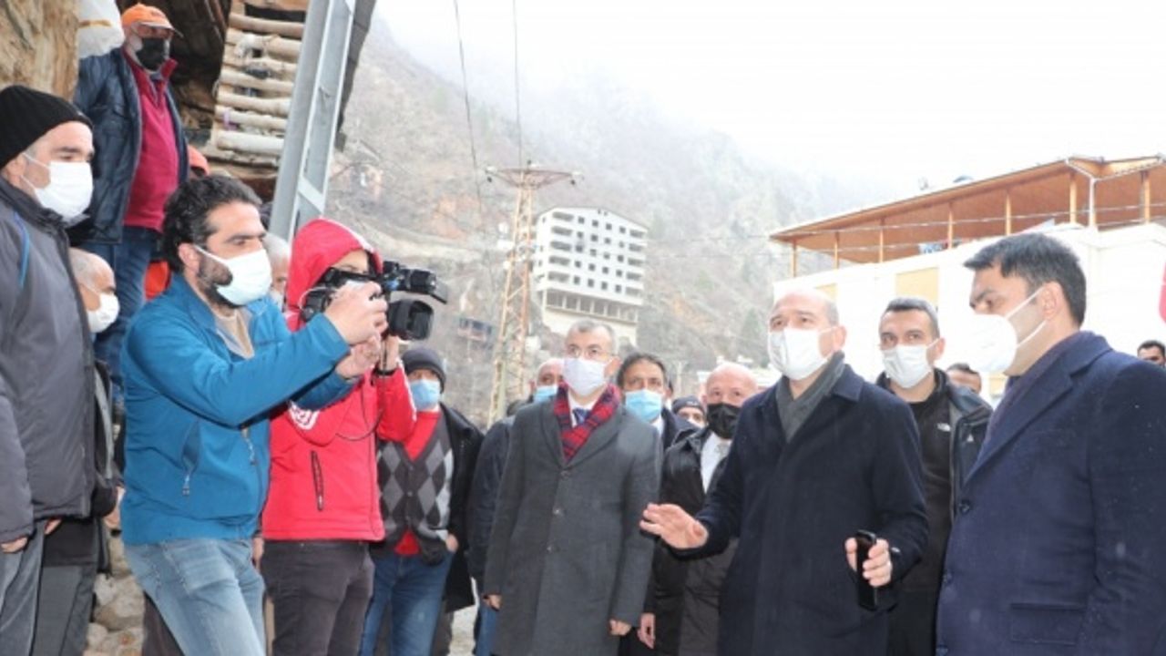 Bakanlar Soylu ve Kurum, çok sayıda evin yandığı Yusufeli ilçesi Dereiçi köyünde incelemelerde bulundu