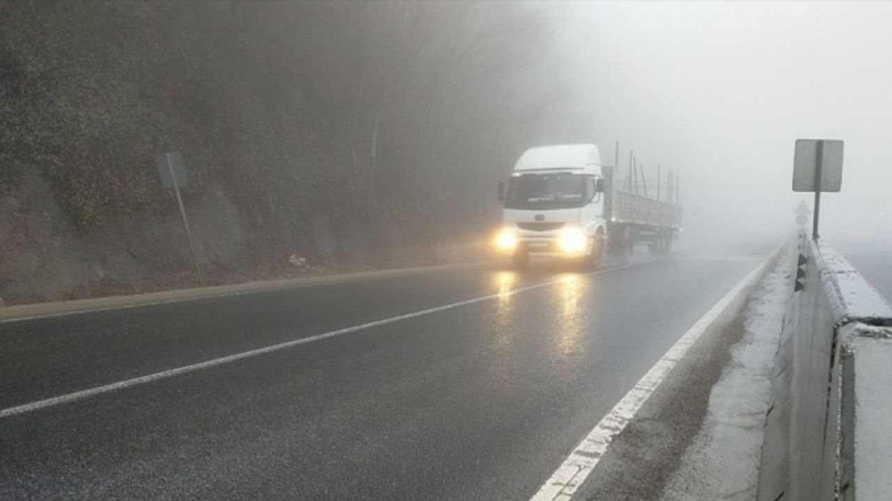 Bolu Dağı'nda sis ve yağmur etkili oluyor