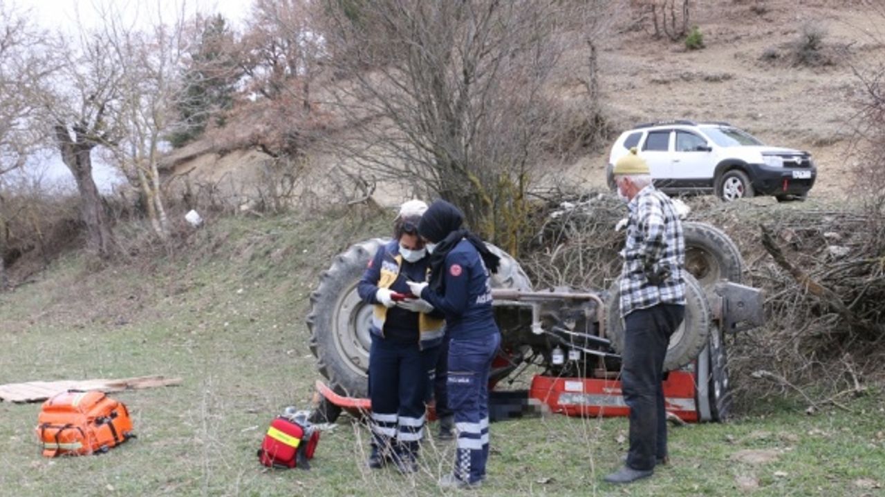 Bolu'da devrilen traktörün altında kalan sürücü yaşamını yitirdi