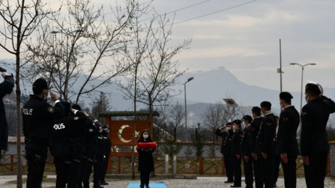 Çanakkale'de 18 Mart'ta göndere çekilecek ay yıldızlı bayrak Karabük'e ulaştı