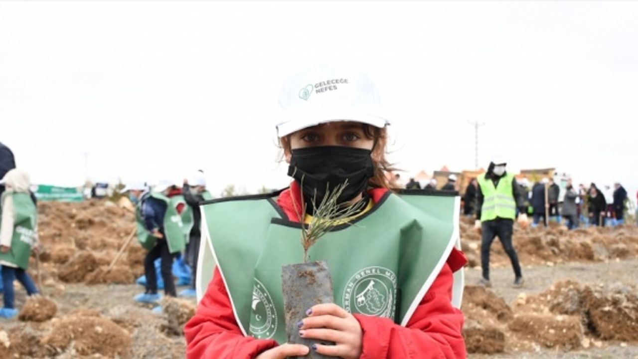 Çorum Valisi Mustafa Çiftçi sığınmacı çocuklarla fidan dikti