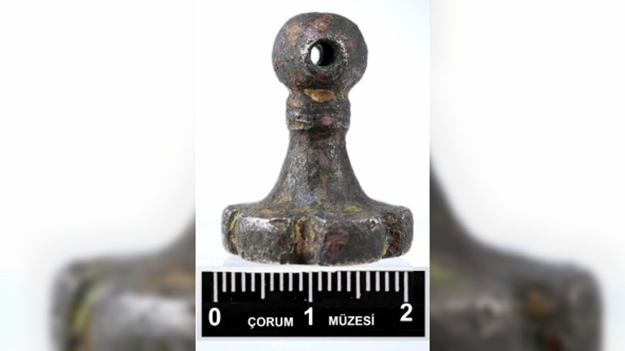 Çorum'da bir çiftçi tarlada çalışırken yaklaşık 3 bin 500 yıllık Hitit mührü buldu