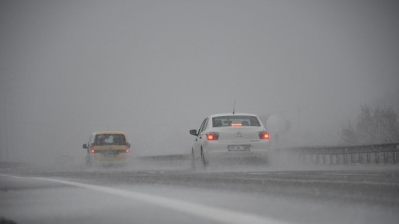 Çorum'da kar yağışı ulaşımı olumsuz etkiliyor