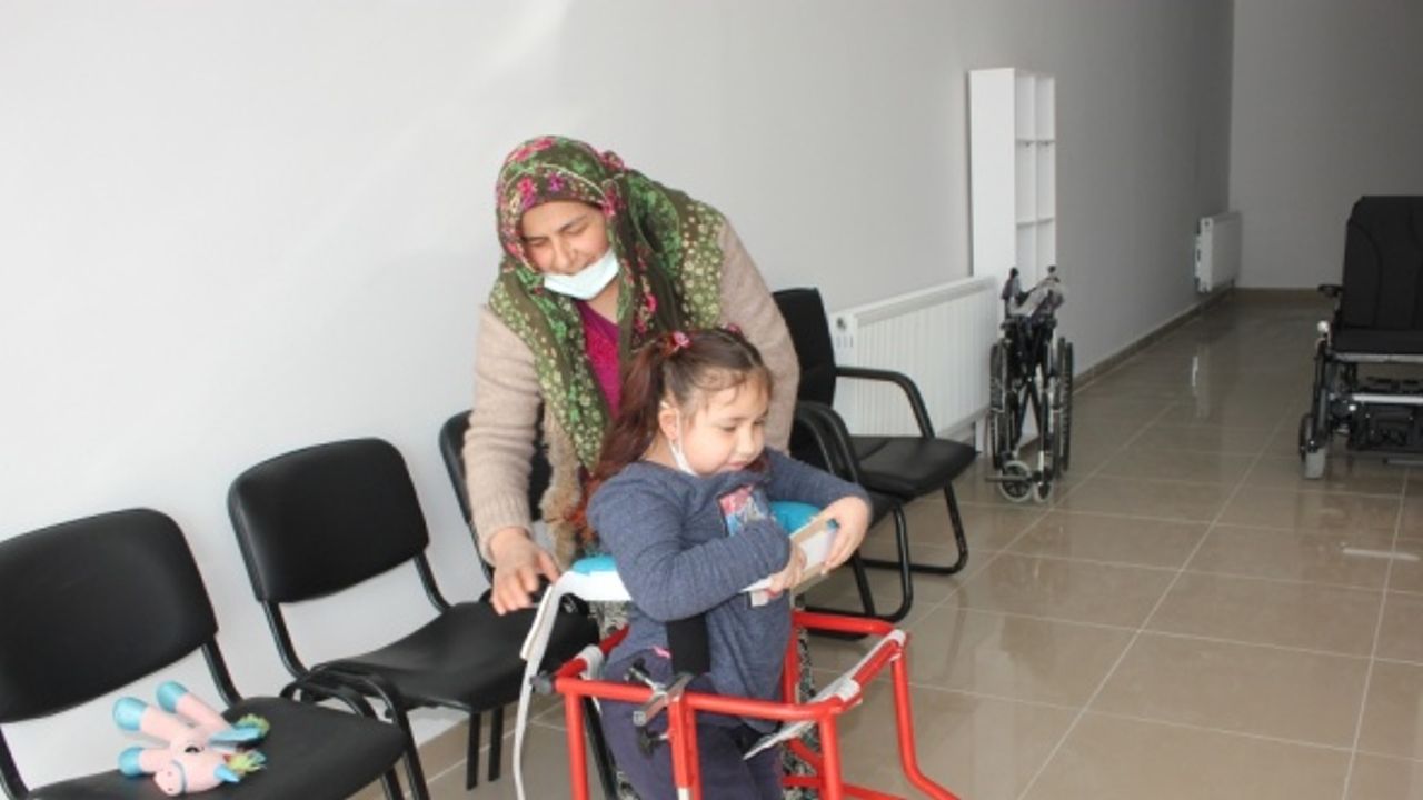 Doğuştan engelli 8 yaşındaki Havva, yürüteçle ilk adımlarını atmanın mutluluğunu yaşadı