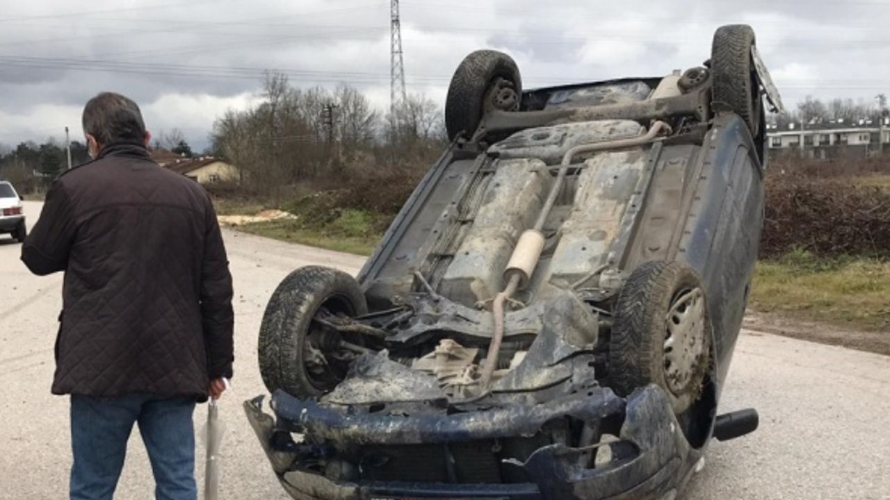 Düzce'de çakala çarpmamak için manevra yapan sürücü otomobilinin devrilmesi sonucu yaralandı