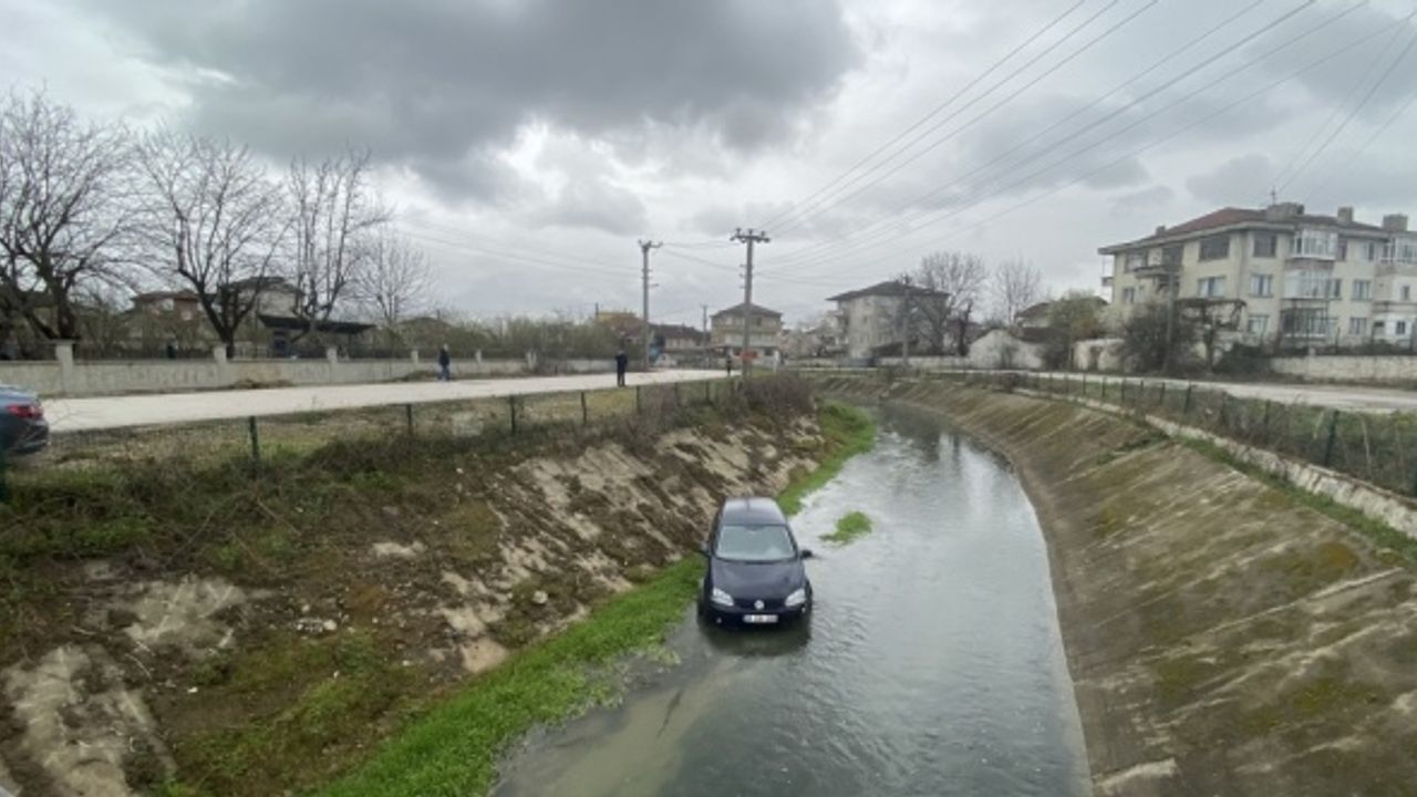 Düzce'de dere yatağına devrilen otomobilin sürücüsü yaralandı