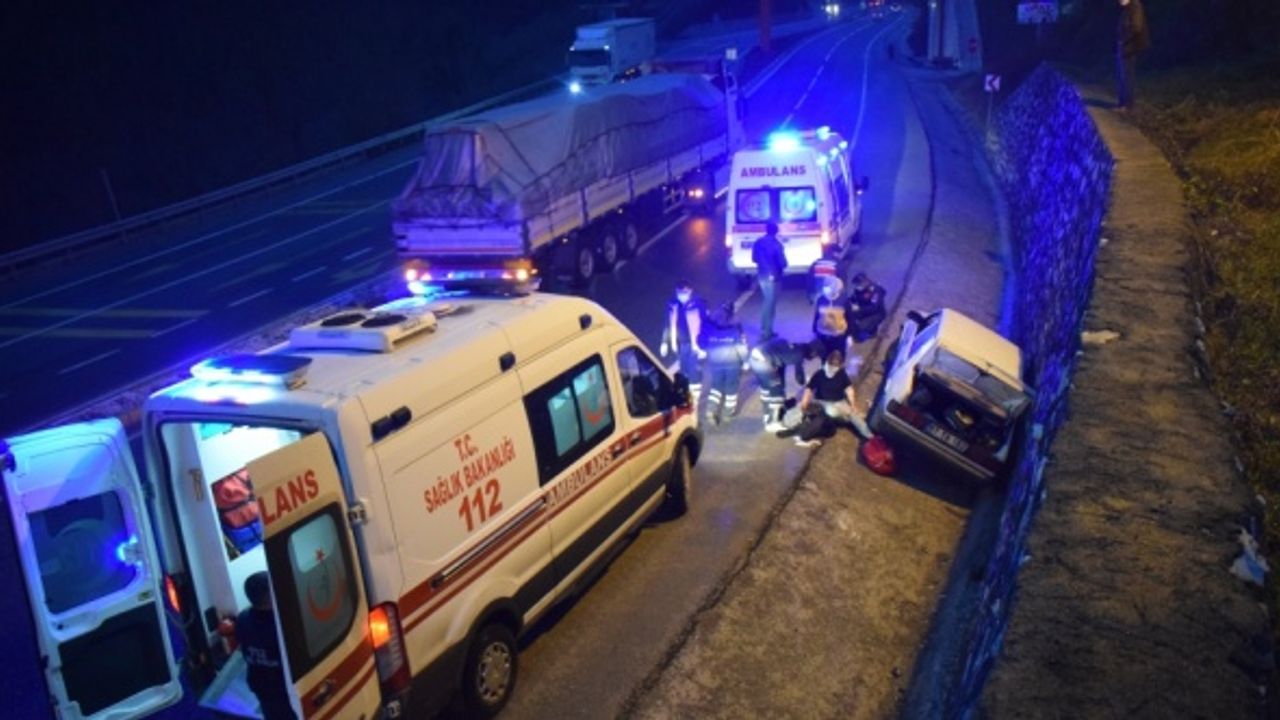 Düzce'de istinat duvarına çarpan otomobildeki 4 kişi yaralandı