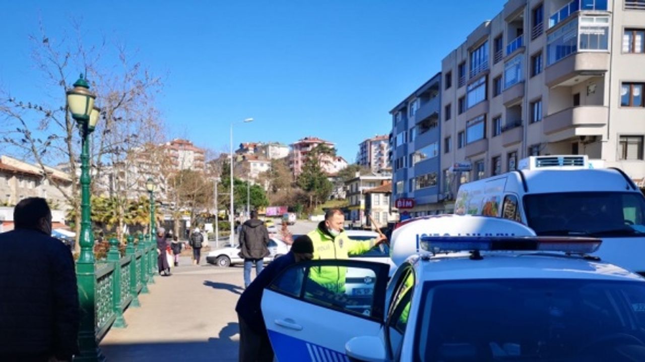 Düzce'de polis alışverişten dönüşte yorgun düşen yaşlıya yardım eli uzattı
