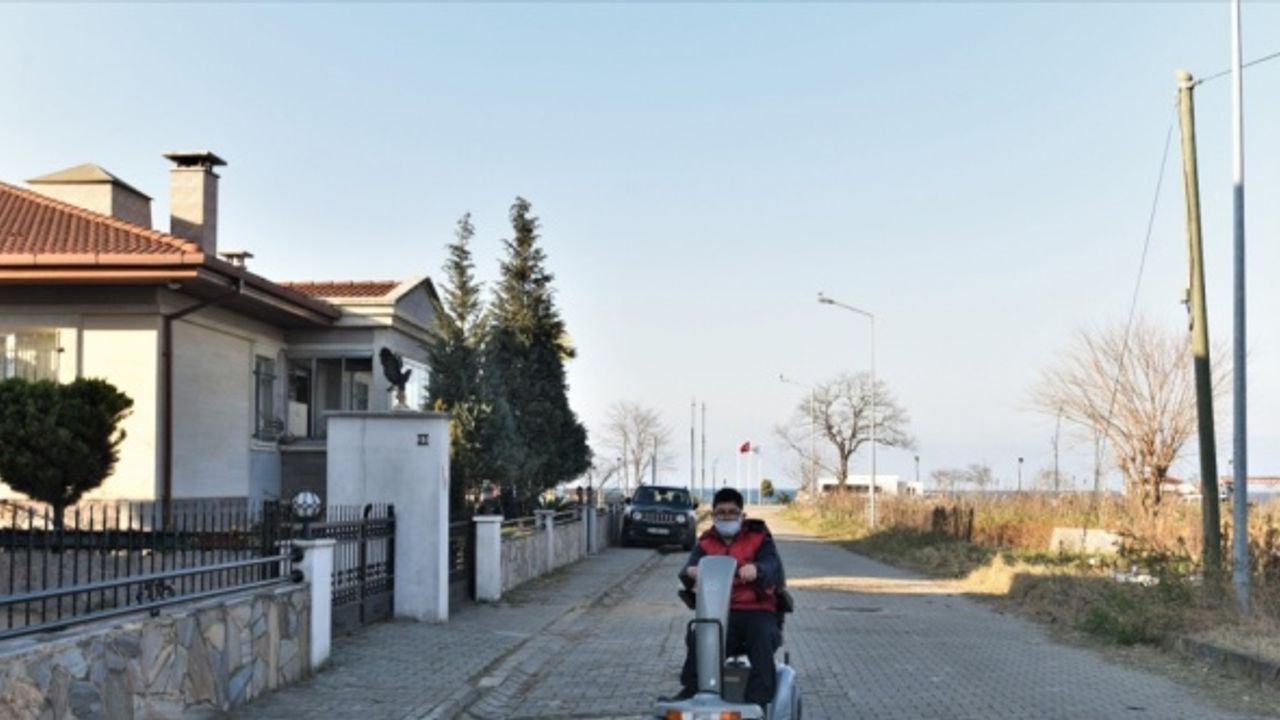 Engelli gencin yüzü istediği akülü araca kavuşmasıyla güldü