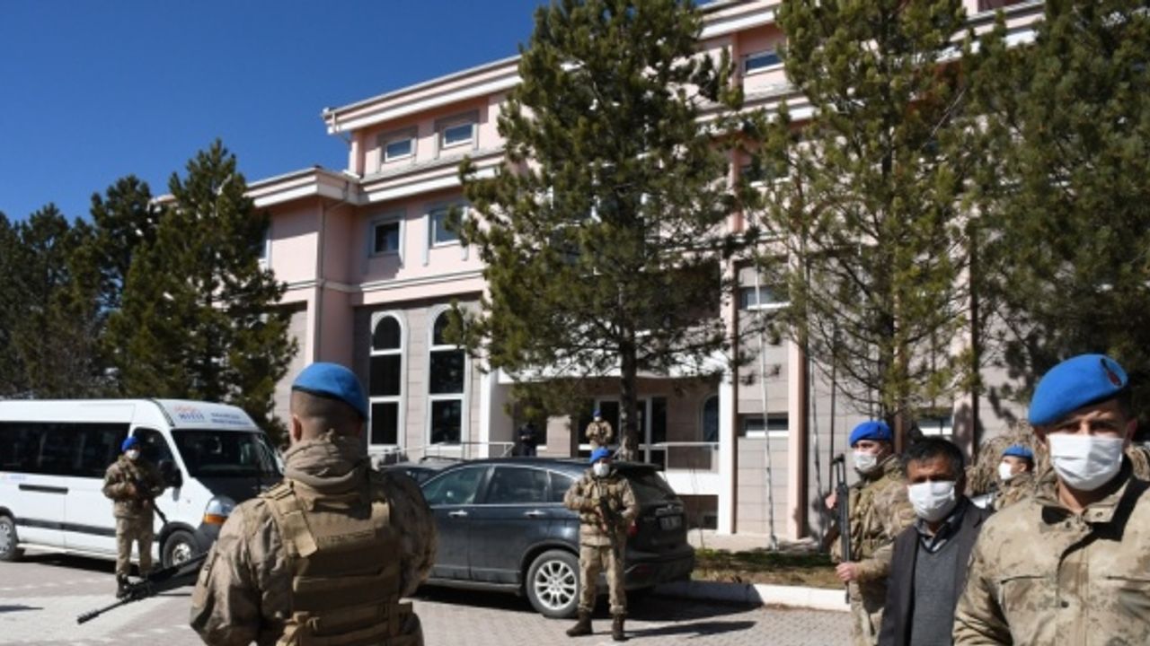 GÜNCELLEME 2 - Çorum'da bir kişi, oğluyla kavga ettiği iddiasıyla 2 öğrenciyi silahla öldürdü