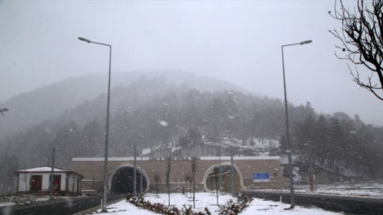 Ilgaz Dağı'nda sis ve kar yağışı etkili oluyor