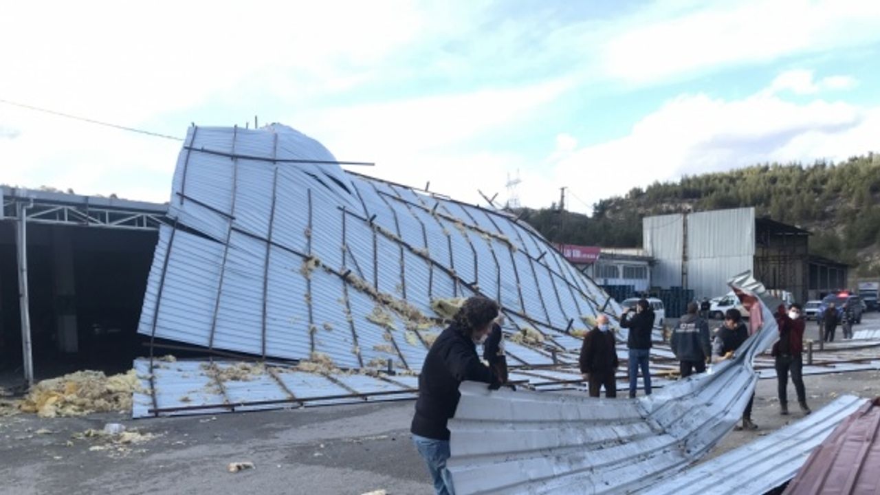 Karabük'te fırtına nedeniyle kopan çatı, park halindeki araçların üstüne düştü