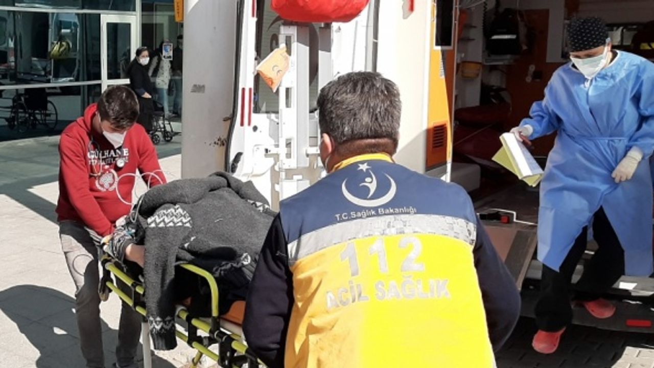 Karabük'te traktörle çarpışan hafif ticari araç su kanalına devrildi: 4 yaralı