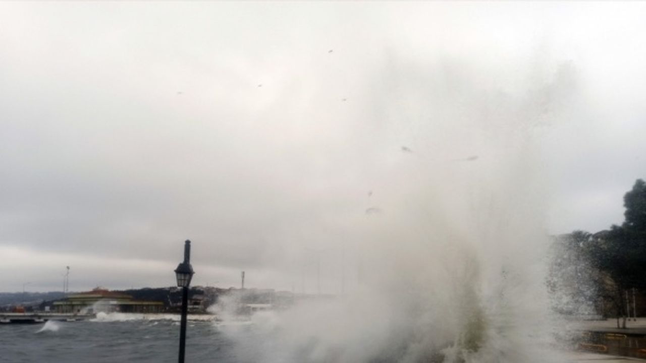 Karadeniz'de etkili olan fırtına Sinop sahilinde dev dalgalar oluşturdu