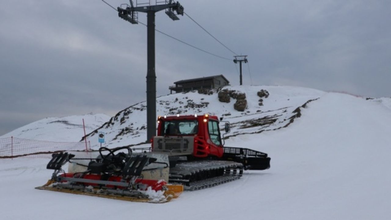 Makine operatörü Ilgaz Dağı'ndaki pisti sezon boyunca kayakseverler için hazırlıyor