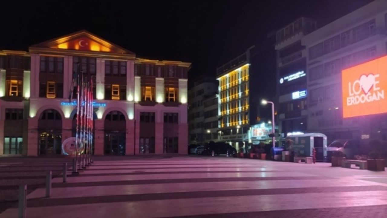Ordu'da "Love Erdoğan" görseli LED ekranlara yansıtıldı