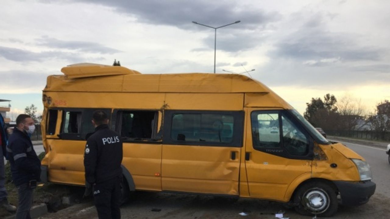 Samsun'da minibüs ile kamyonet çarpıştı: 3 yaralı