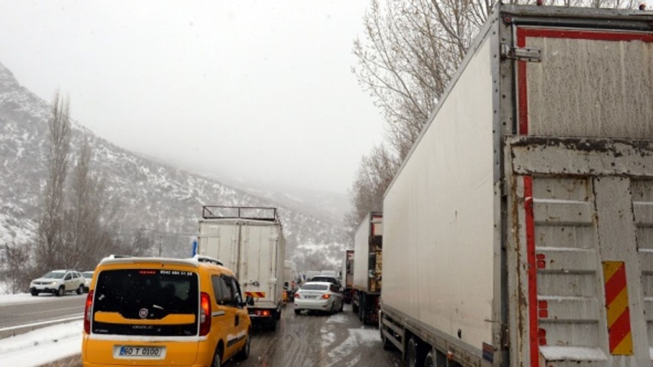 Tokat-Sivas kara yolunda kar nedeniyle ulaşımda aksamalar yaşanıyor