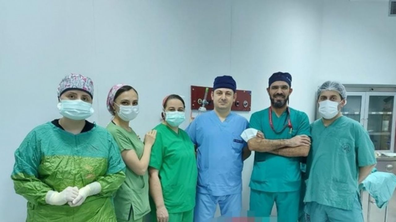 Trabzon'da karnında şişlik şikayetiyle hastaneye giden kişiden 21 kilogram tümör çıkarıldı