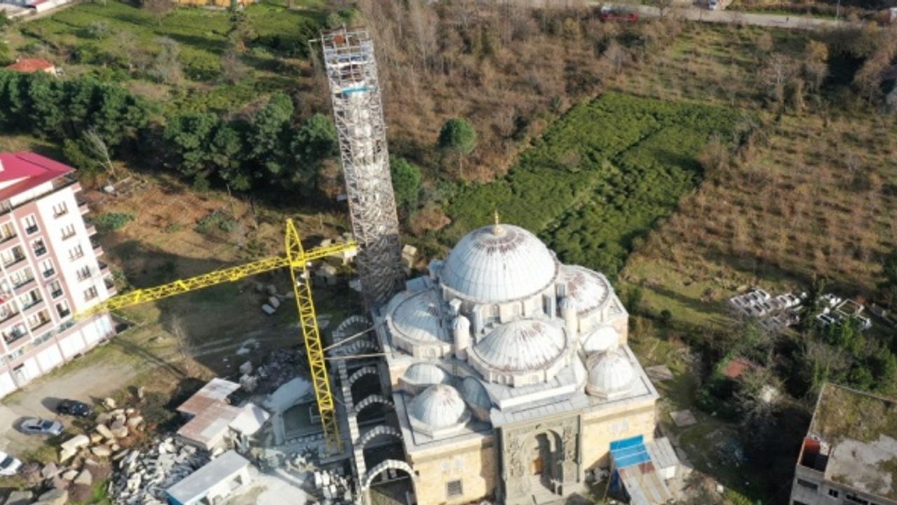 Yeşil Cami'nin duvarları 34 yıldır emektar taş ustalarının ellerinde şekil alıyor