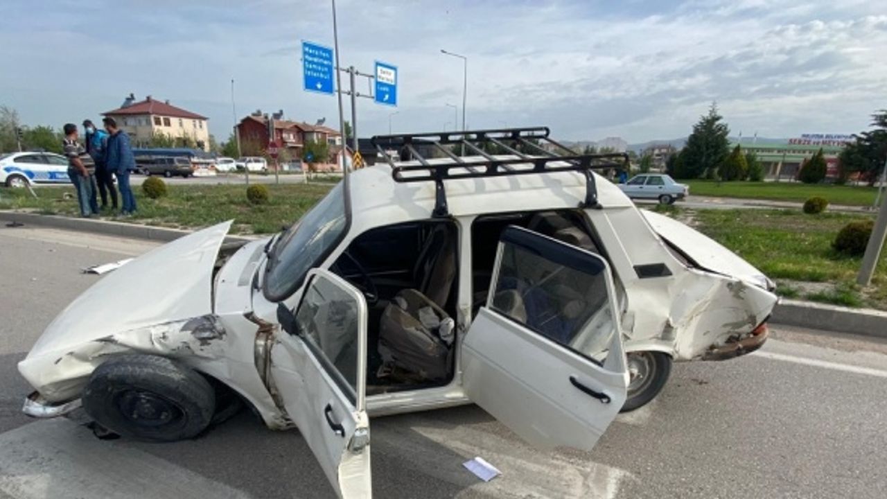 Amasya'da hafif ticari araç ile otomobil çarpıştı: 6 yaralı
