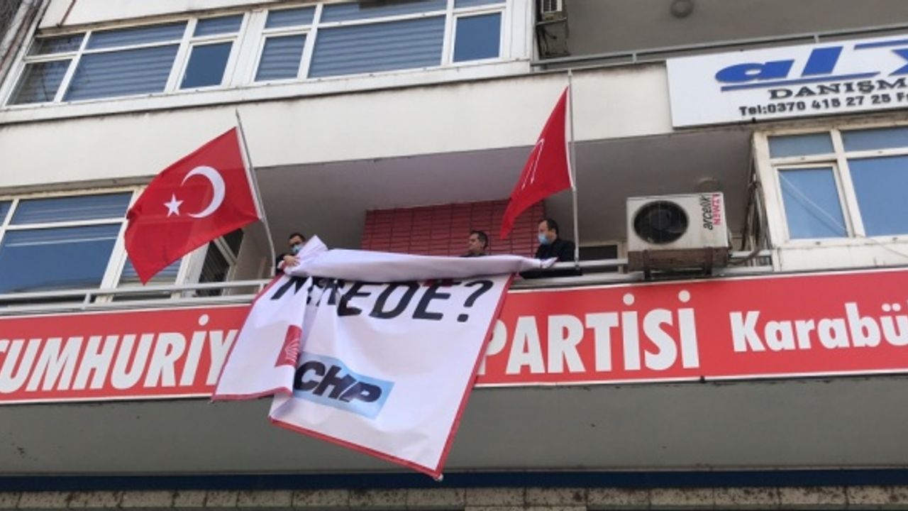 CHP Karabük İl Başkanlığı binasına asılan afiş indirildi