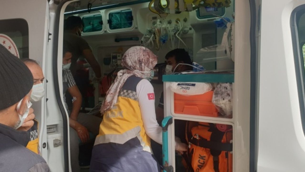 Düzce'de evin deposunda çıkan yangında dumandan etkilenen 3 kişi hastaneye kaldırıldı