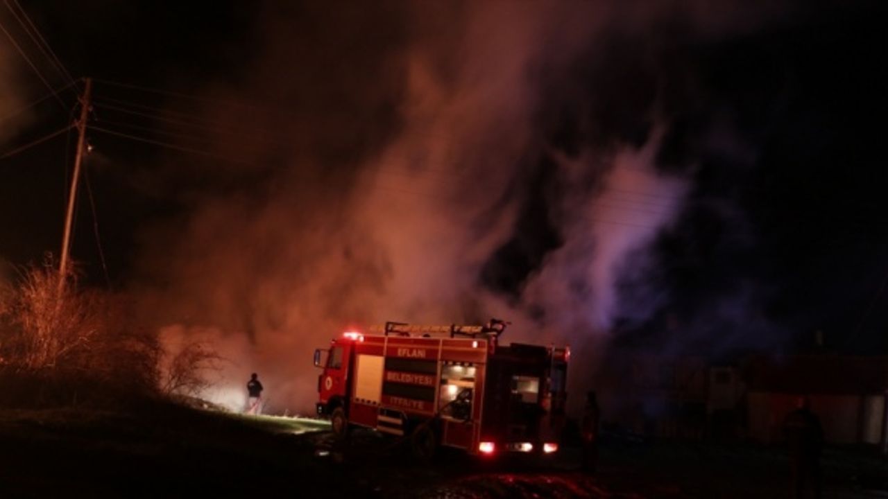 GÜNCELLEME - Kastamonu'da 2 ev, 2 ahır ve samanlığın hasar gördüğü yangın kontrol altına alındı