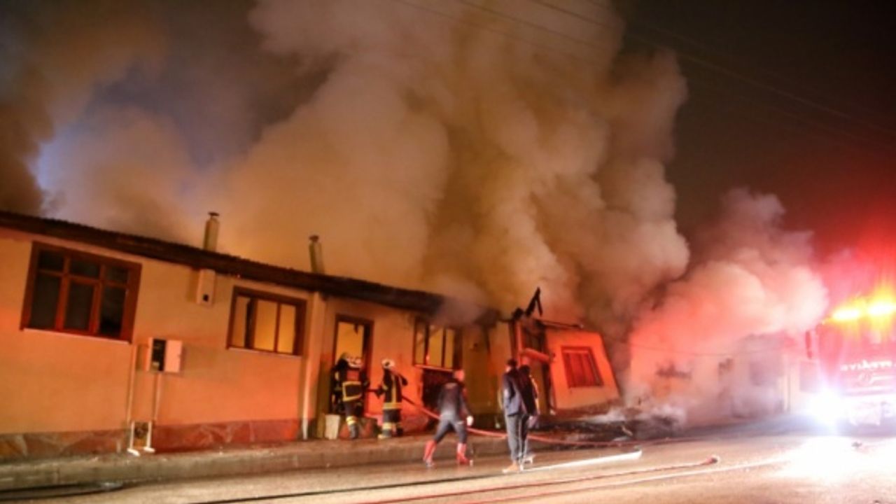 GÜNCELLEME - Kastamonu'da odunlukta çıkan ve 4 eve sıçrayan yangın kontrol altına alındı