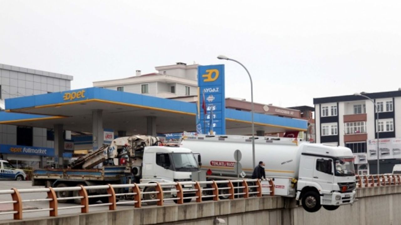 Samsun'da sürücüsünün el frenini çekmeyi unuttuğu tanker viyadükte asılı kaldı