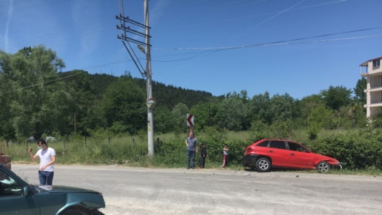 Bartın'da iki otomobilin çarpışması sonucu bir kişi yaralandı