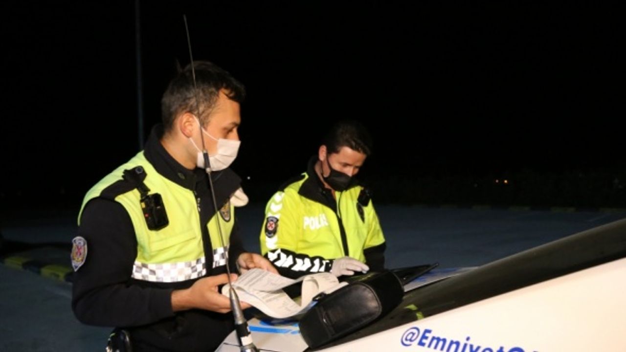 Bolu'da "dur" ihtarına uymayarak kaçan otomobilin sürücüsü akaryakıt istasyonunun tuvaletinde yakalandı