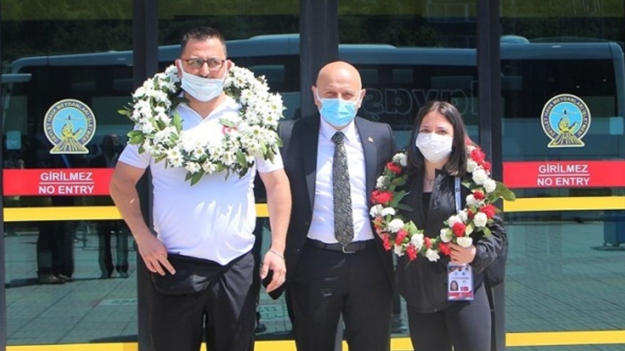 Dünya Şampiyonası'nda 3 altın madalya kazanan milli halterci Cansu Bektaş, çiçeklerle karşılandı